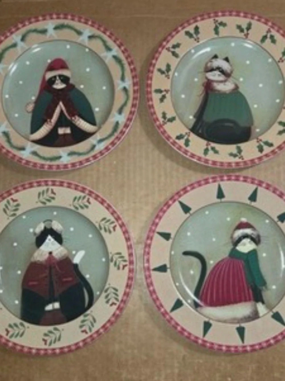 4 Oneida Holiday Cats Stoneware Plates. Winter. Original box and packaging.
